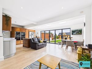 Kitchen/Diner/Family Room- click for photo gallery
